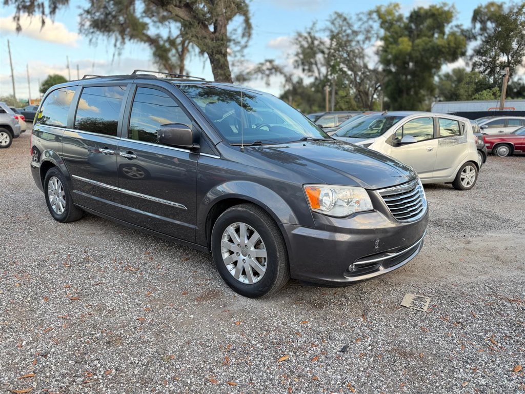 2015 Chrysler Town & Country Touring's photo